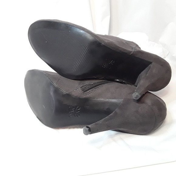 VERA WANG Criss-Cross Front Faux Suede Cone Heel Shoes Size 8 EUC - Picture 5 of 7